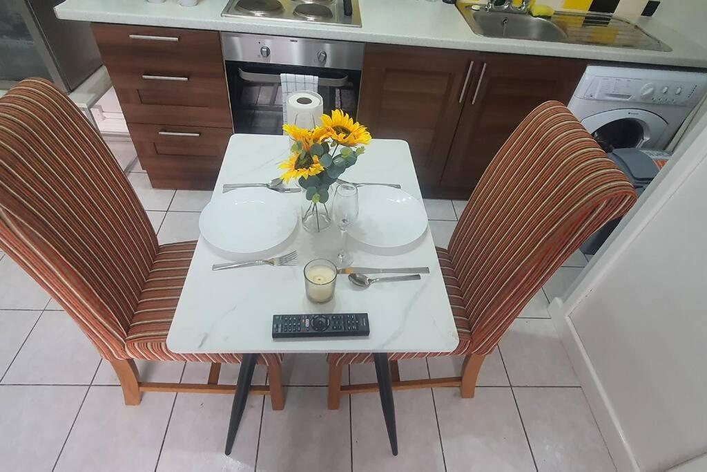 Lister Park Bradford Stylish 1Bed Coach House - Quiet & Tranquil Cottage & Parking Eksteriør bilde