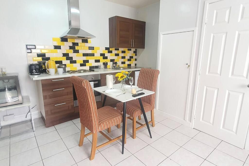 Lister Park Bradford Stylish 1Bed Coach House - Quiet & Tranquil Cottage & Parking Eksteriør bilde